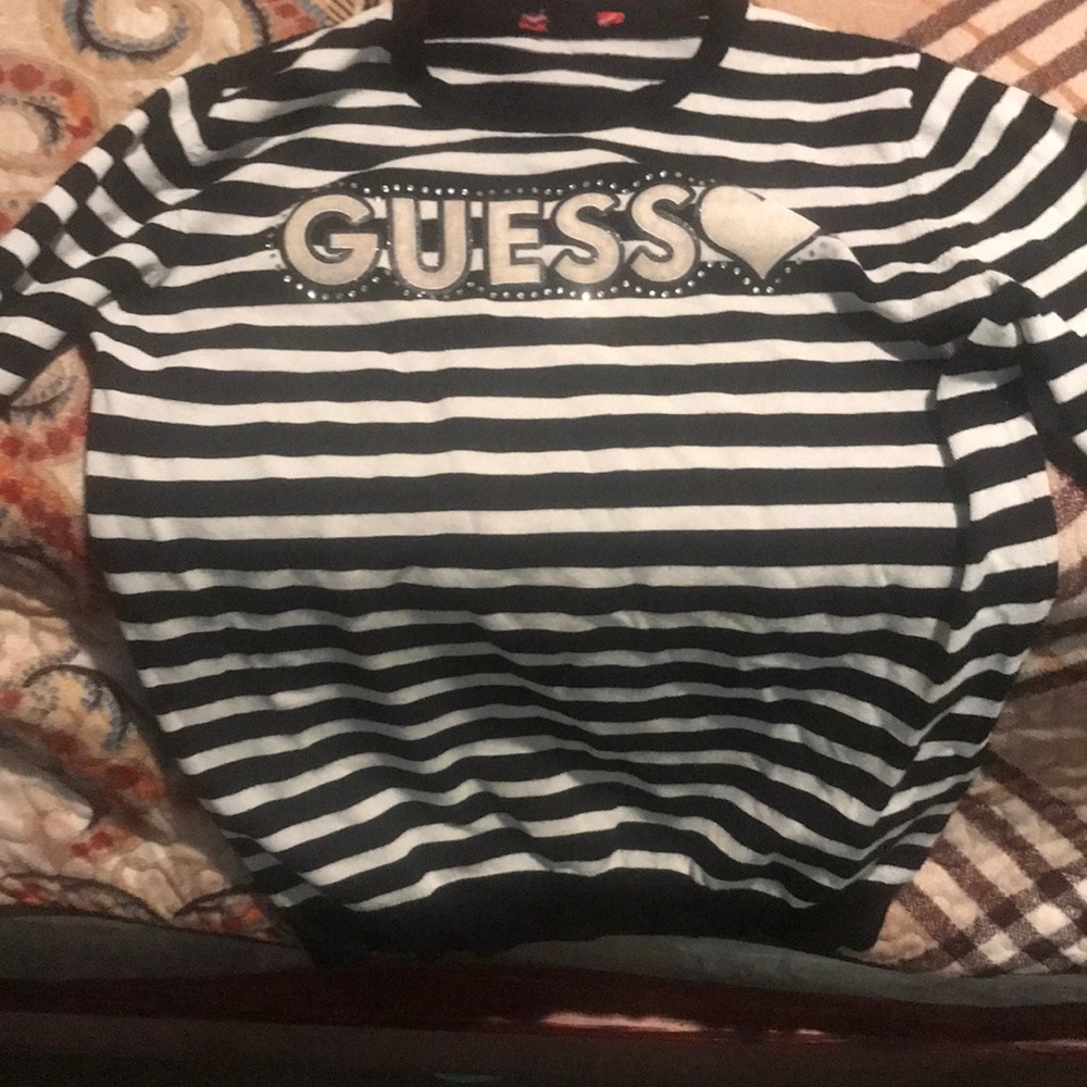 A Guess sweater, color white and black size 8-10